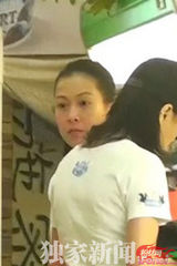 组图：刘若英素颜出门 与男友人亲密挑家具