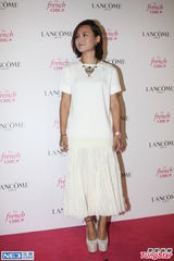 组图：周笔畅飘逸白裙脚踩恨天高 笑称正在适应