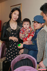 组图：王祖蓝与女友李亚男预演“一家三口”