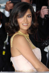 高清图：萨尔玛-海耶克粉裙俏丽 大展丰满美胸