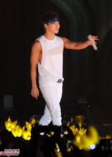 组图：BigBang火热开唱 座无虚席粉丝high翻场