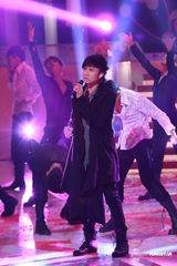 组图：容祖儿粉裙优雅 与古巨基等登台献唱