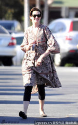 组图：海瑟薇印花长裙亮相 与老公嬉笑打闹