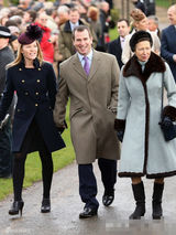 组图：英女王出席王室圣诞活动 蓝色套裙捧鲜花和蔼