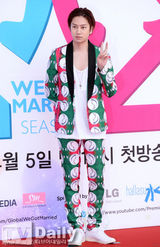 组图：SJ希澈与SHINeeKey携妻亮相发布会