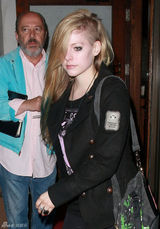 组图：艾薇儿外出晚餐 帅气新发型亮相