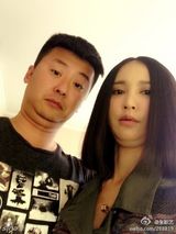 组图：张歆艺自毁形象露双下巴晒龅牙