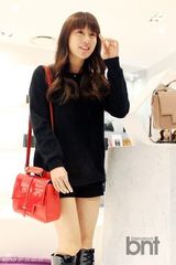 组图：《继承者》金智媛清纯亮相活动秀美腿
