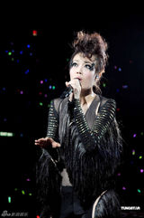 组图：容祖儿香港红馆开唱 与舞伴亲密不尴尬