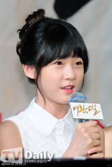 组图：高贤贞宣传《女王的教室》怪异服装抢眼