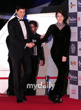 组图：刘志泰金孝珍夫妇釜山红毯秀恩爱