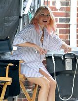 组图：娜奥米-沃茨挺假肚子扮孕妇 新片演妓女