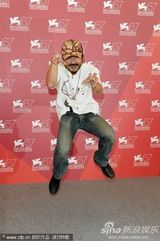 高清图：《极限迷宫》发布会 导演清水崇变蜘蛛人