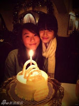 组图：星二代生活豪放 张智霖外甥女当街热吻