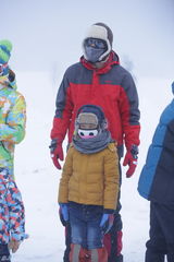 组图：《爸爸》爸爸们全副武装 冰天雪地劈木头