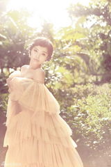 组图：徐冬冬化身丛林仙子 拖地长裙尽显优雅