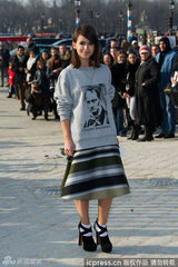 组图：张雨绮吴佩慈巴黎竞艳 知性装休闲随意