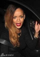 组图：蕾哈娜透视紧身短裙 真空上阵豪放露点