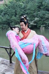 组图：《薛平贵与王宝钏》落水戏 宣萱湿身凌乱美