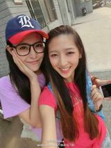 组图：北影表演系新生K歌照竖中指显不雅