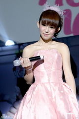 组图：郭书瑶发专辑粉嫩庆功 自曝曾苦等周董签名