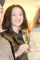 组图：周迅低调现身为品牌代言 展露精灵般笑容