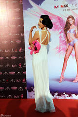 组图：宁丹琳亮相生态中国时尚盛典 性感白裙抢镜