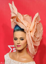 高清图：凯蒂-佩里头顶大花亮相格莱美预热活动