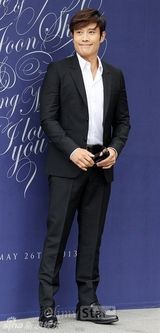 组图：申贤俊娶小12岁娇妻 玄彬张东健到场祝贺