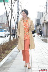 组图：惠英红橘色套装受访气场十足