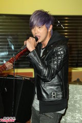 组图：黄鸿升生日开唱 喜收高档耳机