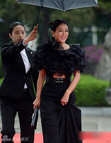 组图：《圣殇》女主赵敏秀别致美裙显贵气