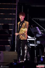 组图：韩团TeenTop台北开唱狂扭腰臀秀舞技