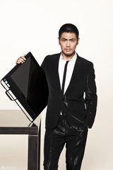 高清图：邵兵演绎商务男人魅力 优雅味道自信驾驭