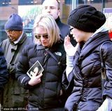 幻灯图：余男素颜现身柏林街头 与齐薇格亲热午餐