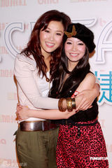 幻灯图：余翠芝夺新人奖庆功 师姐周丽淇道贺