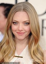 组图：阿曼达-塞弗里德蕾丝白裙清新迷人