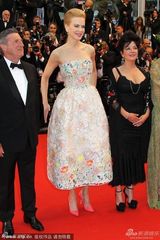 组图：戛纳开幕红毯众星争艳 深V爆乳透视美背