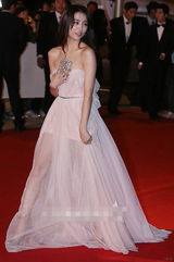 组图：朴和善亮相笑容甜美 纱裙摇曳宛若仙女