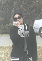 独家：张馨予潮装回京返李晨公寓 亲自搬卸行李