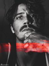 组图：赫德兰颓废造型登封面  黑白大片显魅力