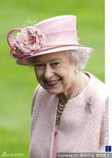 组图：英国皇家赛马会举行 众名媛捧场帽美如花