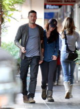 组图：梅根福克斯与老公甜蜜逛街 熊扑怀中翘臀诱人  