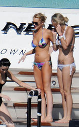 幻灯图集：林赛-罗韩海岛度假 五彩泳衣秀身材