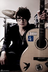 组图：罗文裕拍优雅写真 演绎男人“好感觉”