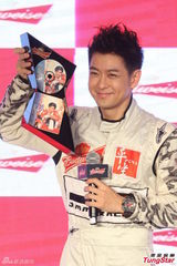 组图：林志颖奶爸重回赛车场 赞儿子Kimi进步大