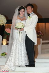 组图：钱嘉乐汤盈盈大婚 新娘巨乳大肚与新郎热吻