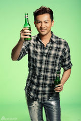 高清图：苏有朋代言啤酒现场豪饮 造型粗犷有力