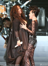 组图：张惠妹裙装尺度大开 小S上演少儿不宜