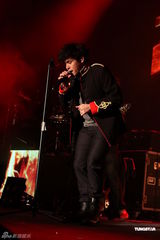 组图：倪安东英式军礼服献唱 Ella录VCR助阵